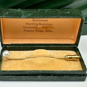 14k gold pin brooch topped with a natural pearl